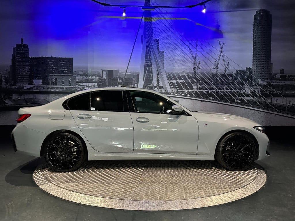 BMW 3-serie 318i m sport edition *schuifdak*shadow line*camera*laser*