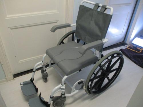 Te koop douche / po / rolstoel   3 in 1  (DRIVE)
