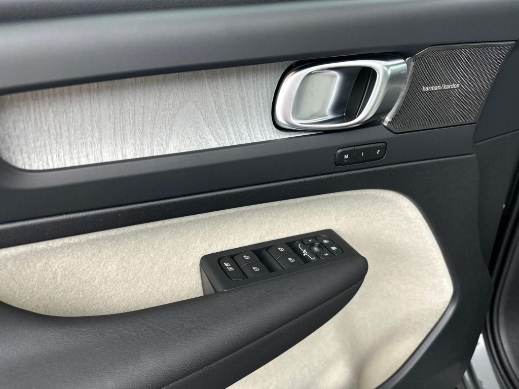 Volvo XC40 b4 gt plus dark pano