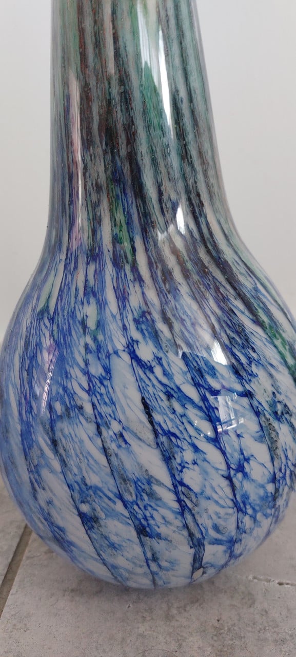 Glazen vaas met blauw en groen