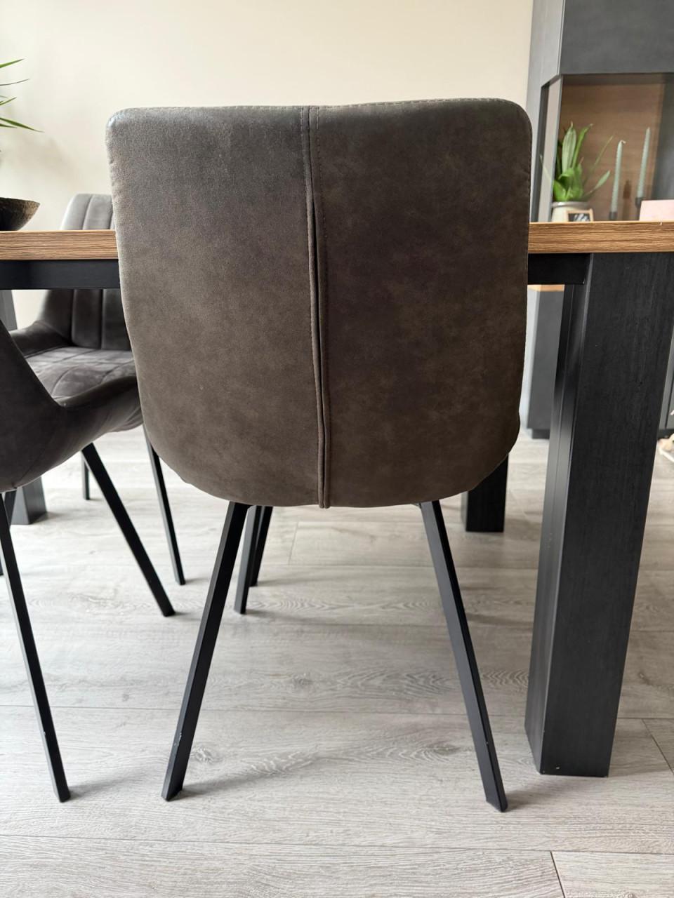 Eettafel en stoelen