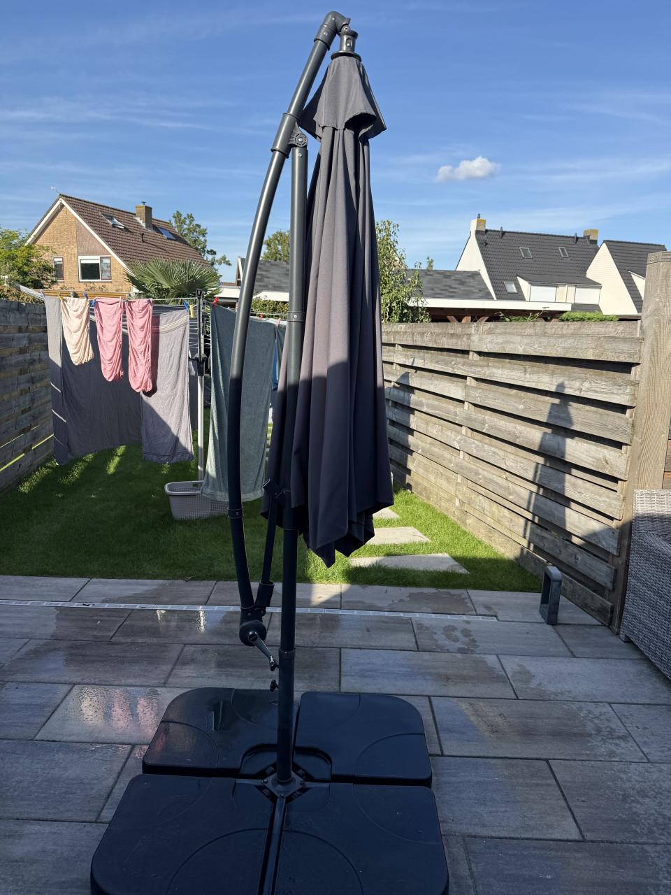 Parasol met voetpedaal