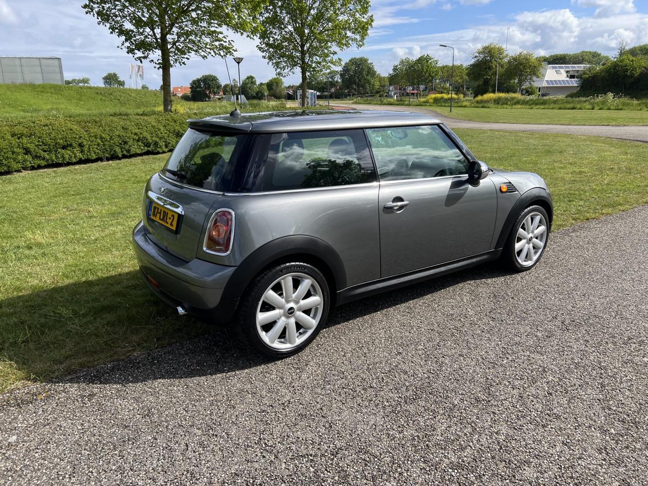 Dealeronderhouden Mini one uit 2010 met slechts 84.700 km met Panoramadak!!