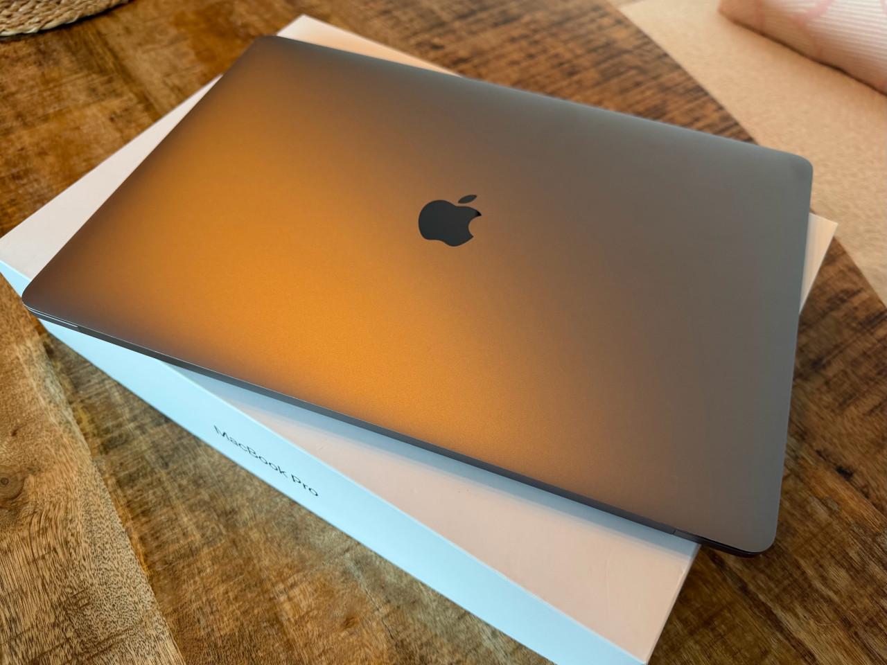 Apple Macbook Pro 15Inch (2017) inclusief doos nieuwstaat!