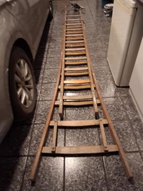 Houten schuifladder uitgebogen + ladderbankje
