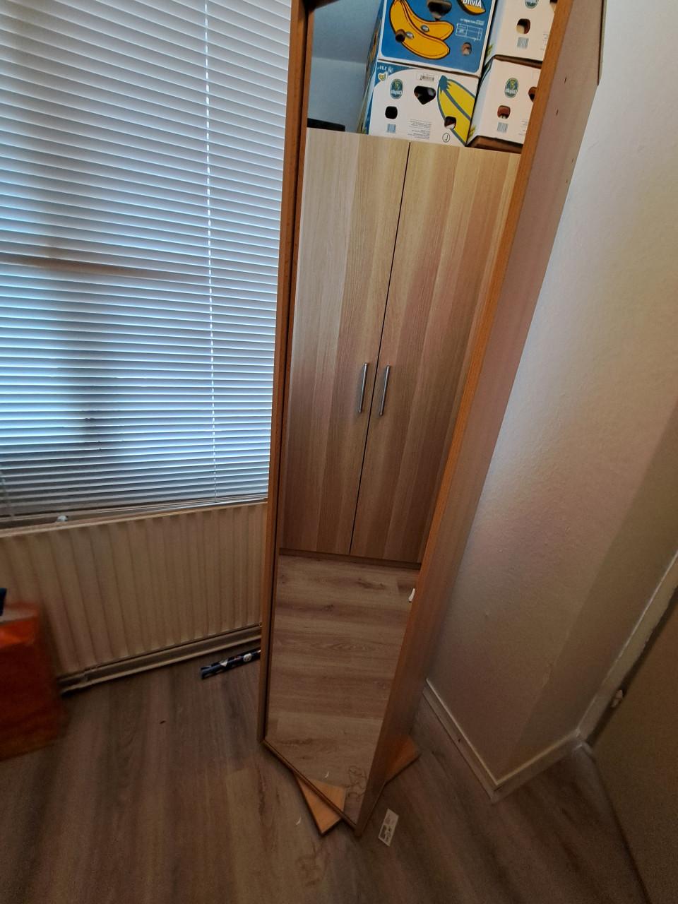 Draai spiegelkast 1 kant opbergruimte anderekant een grote passpiegel