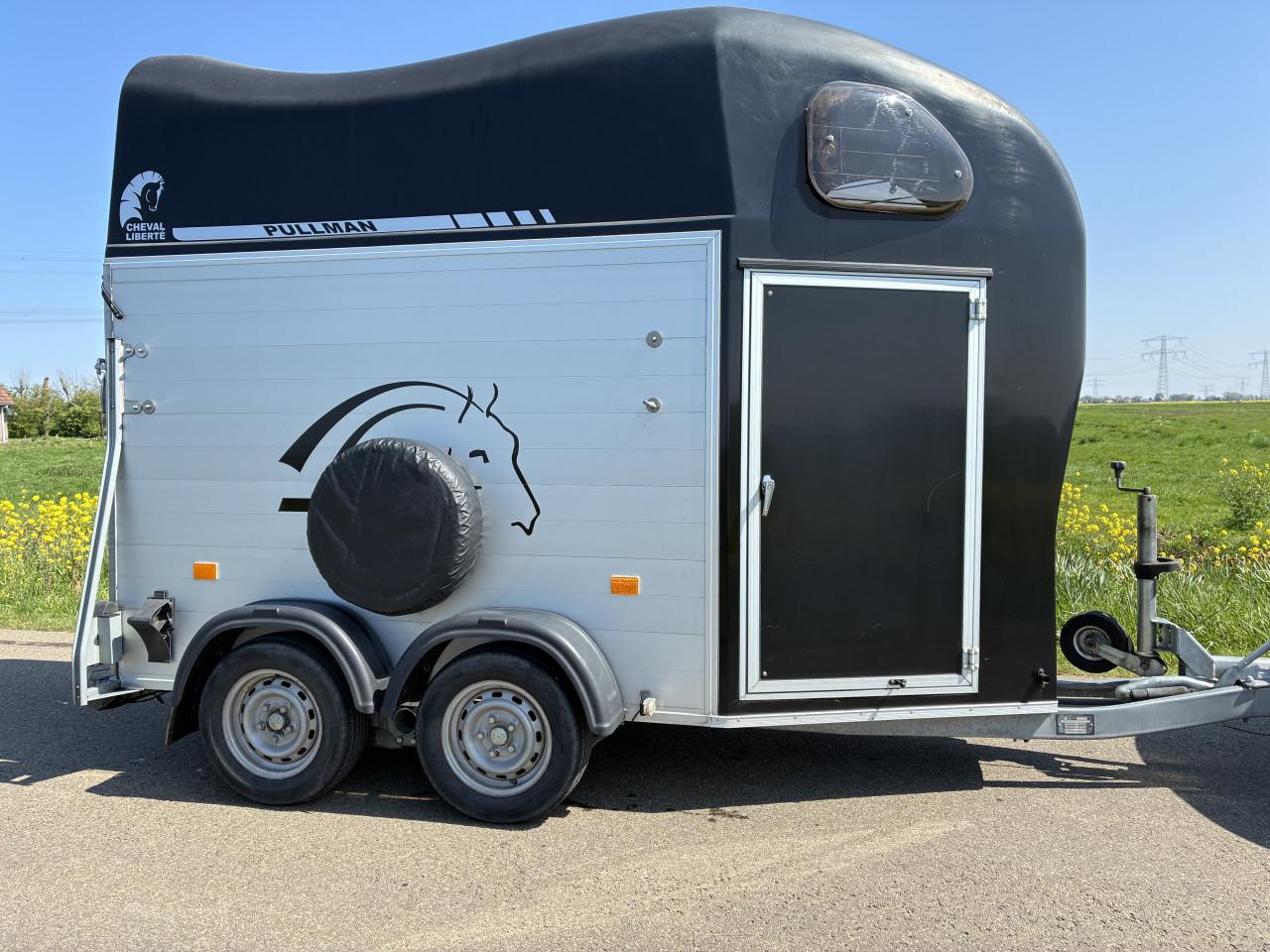 Volledig aluminium Cheval Liberte Gold One met zadelkamer en klep/deur
