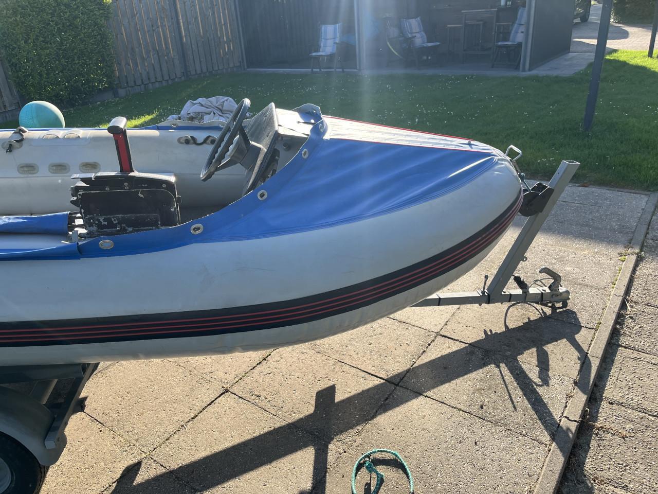 Rubber boot met 2 takt 2 cilinder buitenboordmotor