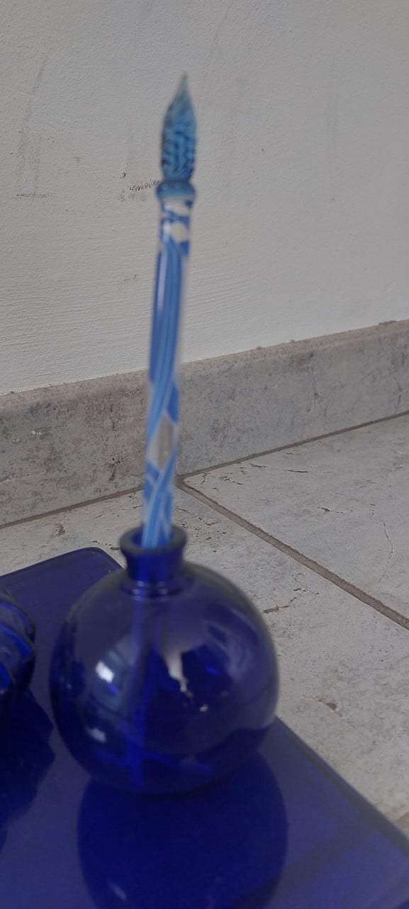 Antieke kobaltblauwe inktset op kobaltblauwe glazen plaat