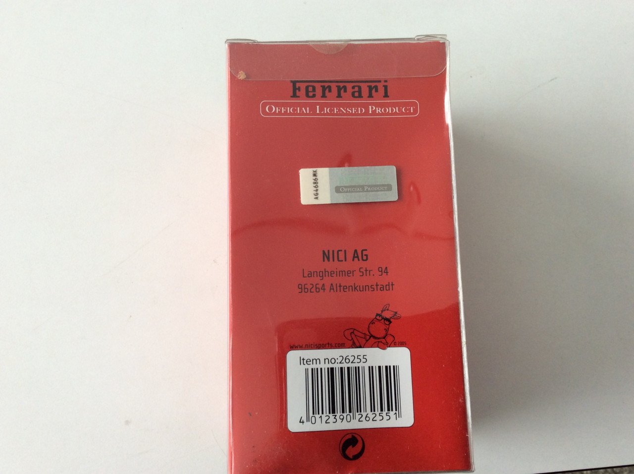 Ferrari houdertje en een boekje met foto’s.    Hoog: 12 cm.