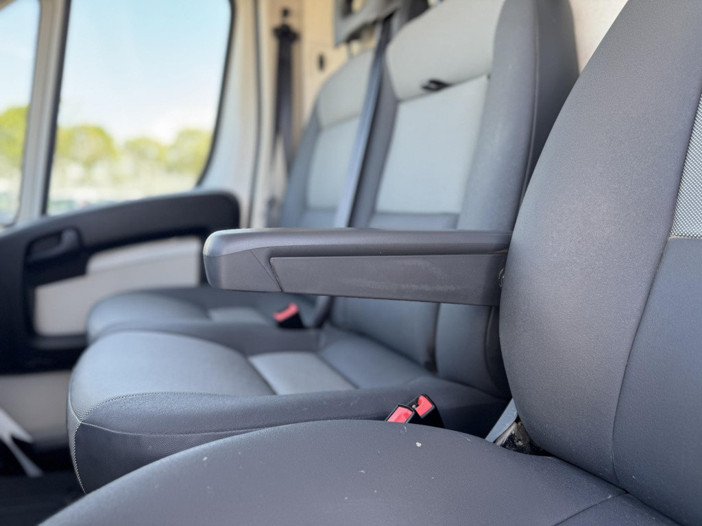 Peugeot Boxer 330 2.0 bluehdi l1h2 premium 3-persoons | trekhaak | kastinbo