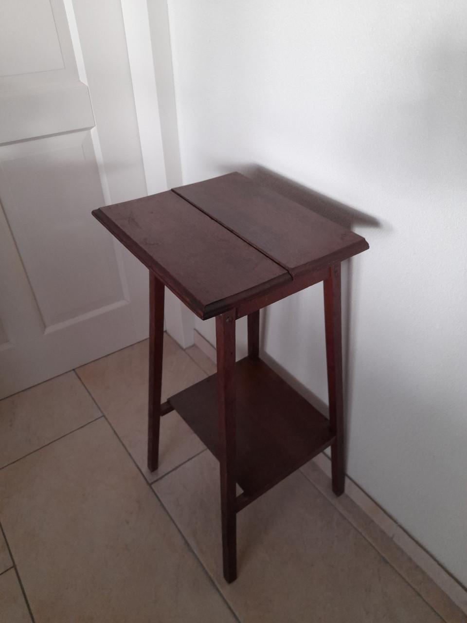 Planten tafel 35 x 29 x 76H (in goede staat)