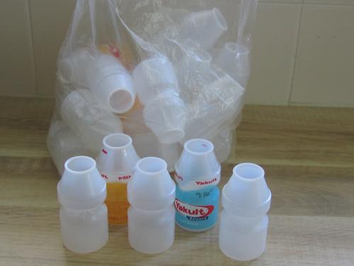 Plastic potjes van yakult, knutselen, surprise ...