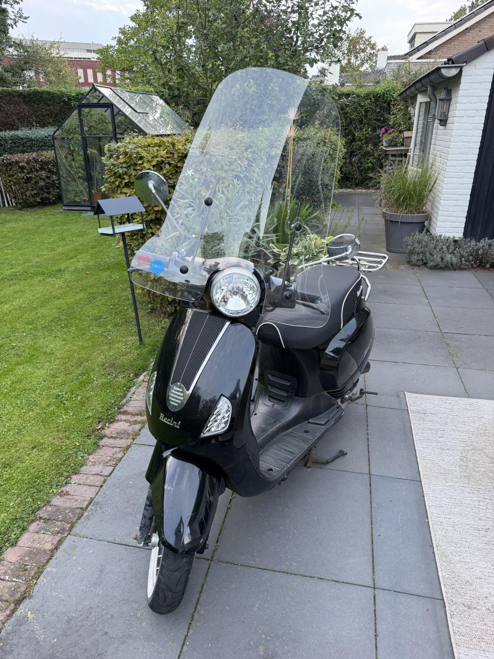 Zwarte scooter