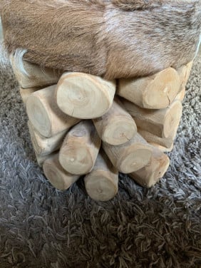 Geiten krukje van hout .