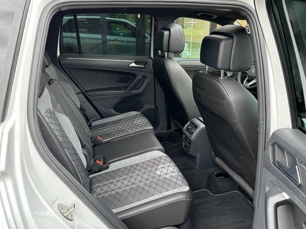 Volkswagen Tiguan 1.5 tsi 150pk dsg r-line blackstyle | panoramadak | trekh