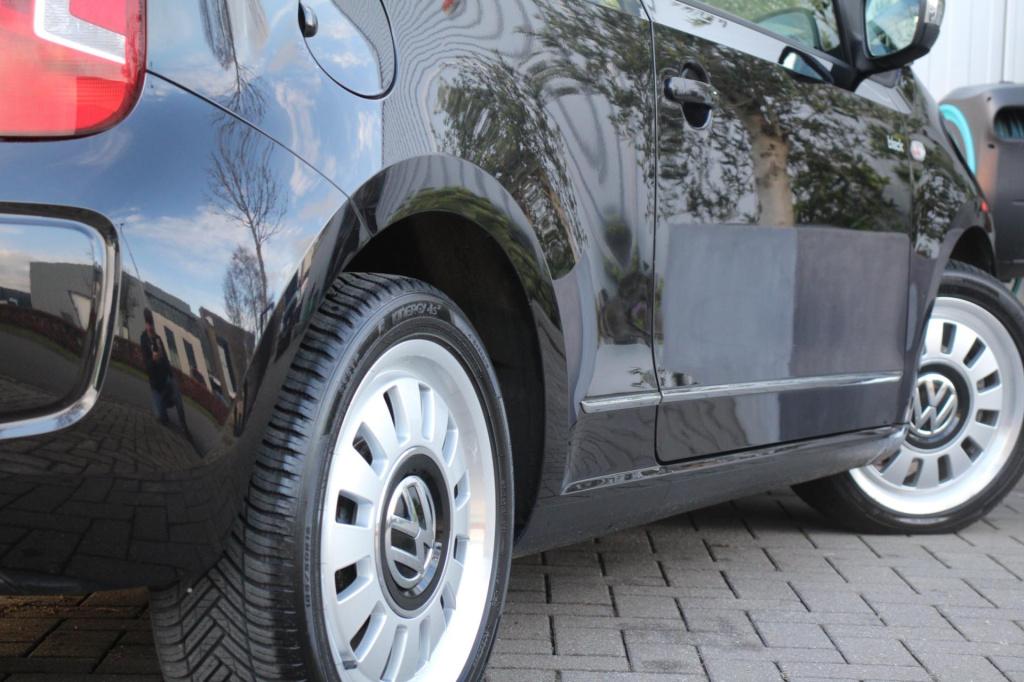 Volkswagen UP! 1.0 black-edition - panoramadak - leer - leder - cruise cont