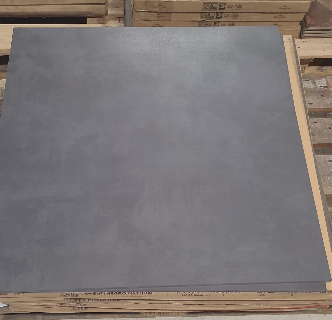3030-184 ca 10,24 m² zwarte betonlook tegels 80x80 cm, per m²