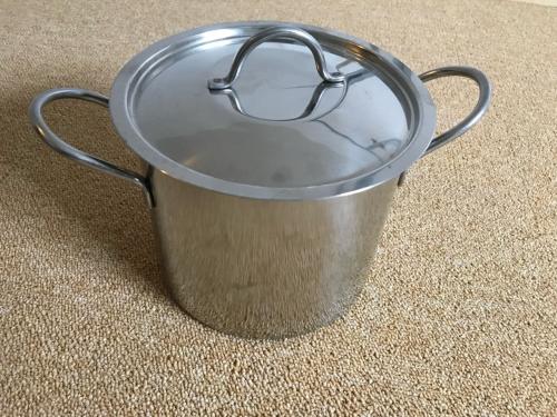 Fijne pan voor op de camping, diameter 20 cm. Hoogte 15 cm. Inhoud 3 liter.