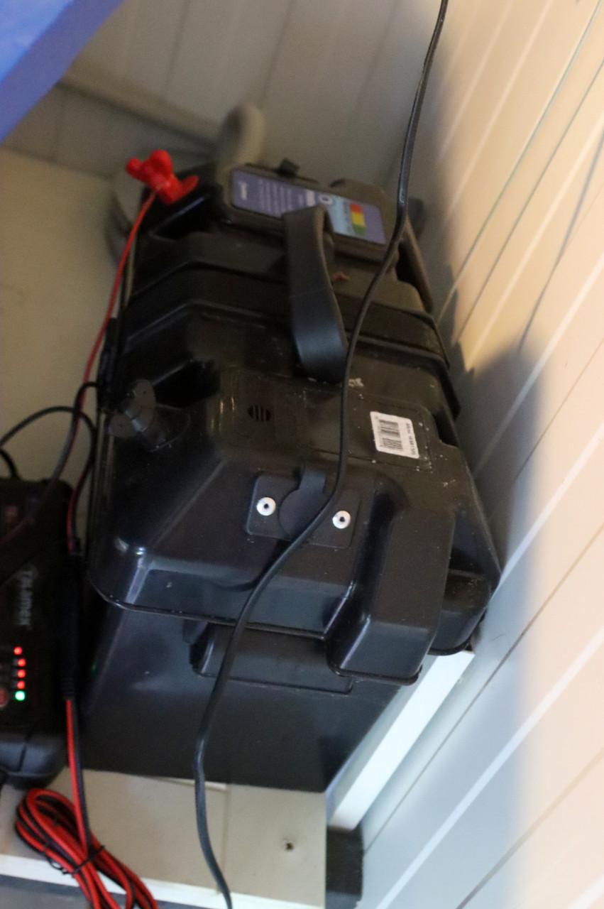 Rubberboot +electro. moter + ACCU 12 volt 105Ah