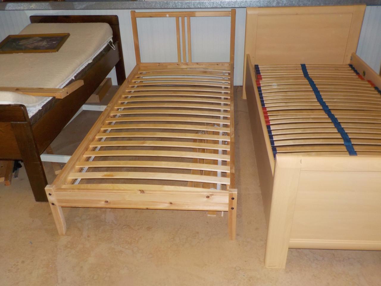 Eenvoudig maar in goede staat grenen ledikant + lattenbodem 90 x 200 cm