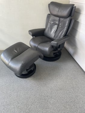 Fauteuil met hocker