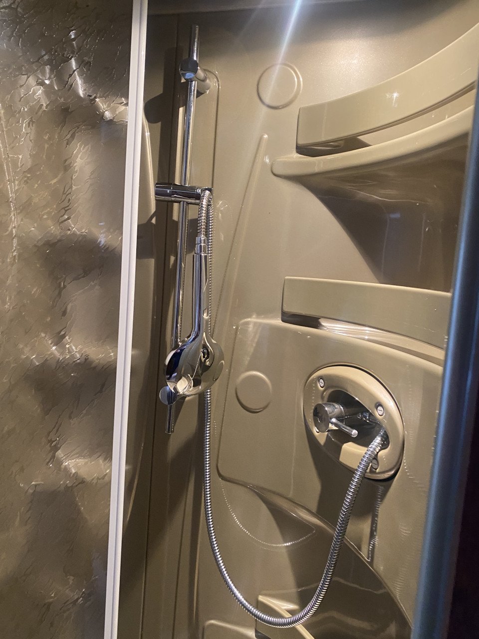 Elnagh Prince 55L  - Luxe gezinscamper vol comfort en vrijheid!
