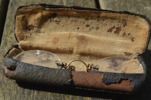 Antiek brilletje 'pince-nez' + etui in matige staat.