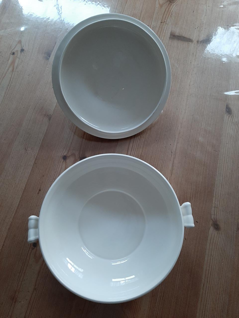 WEDGWOOD RASPBERRY - SERVEERSCHAAL MET DEKSEL - PORSELEIN