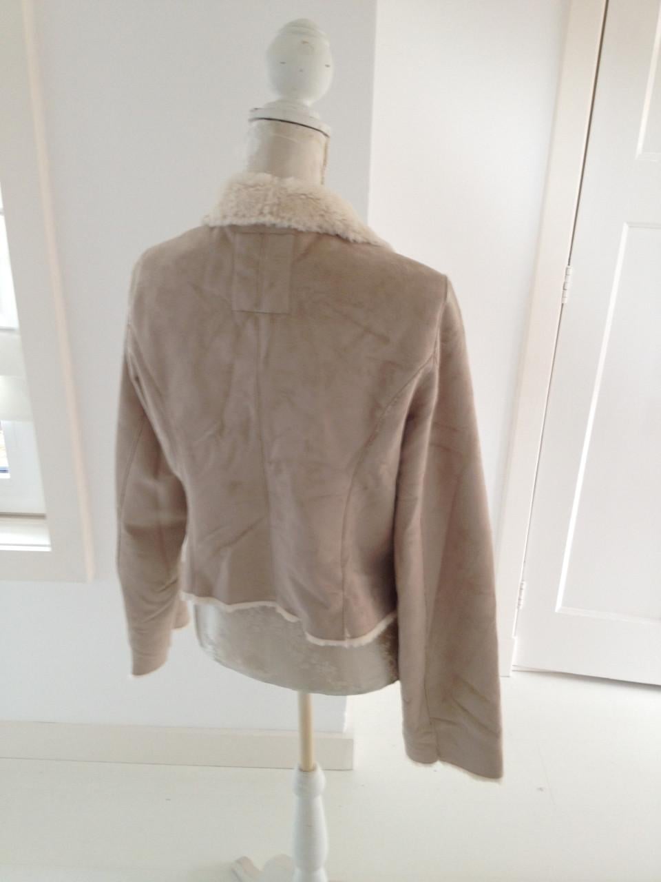 Vest / jasje beige met nepbont mt 40