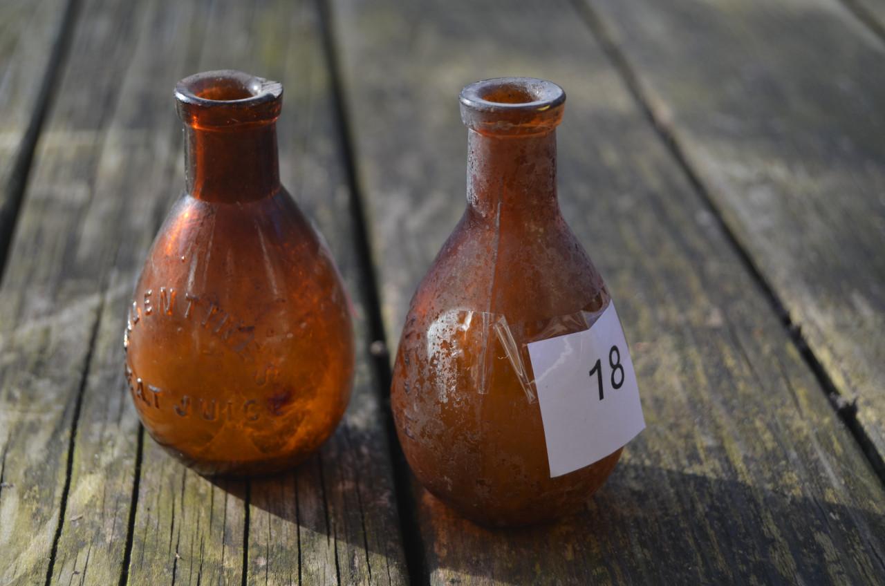 Bodemvondsten 'Valentine Meat Juice' flessen