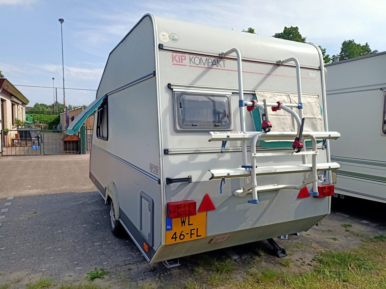 Prachtige Kip Kompakt 370 , 1995 met tent , vast toilet en raamluifels