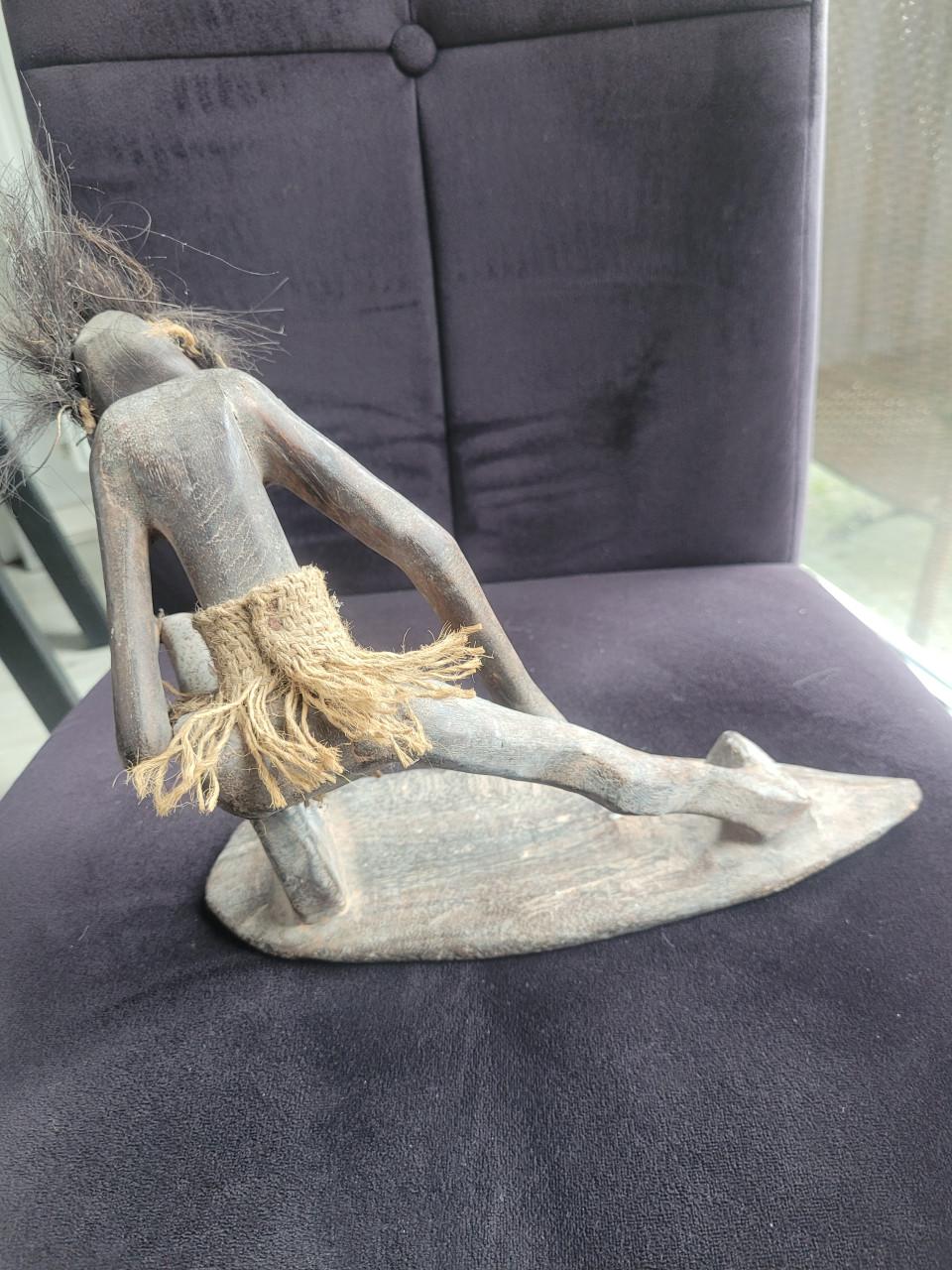 Houtsnijwerk uit Indonesië, stoere man op surfboard