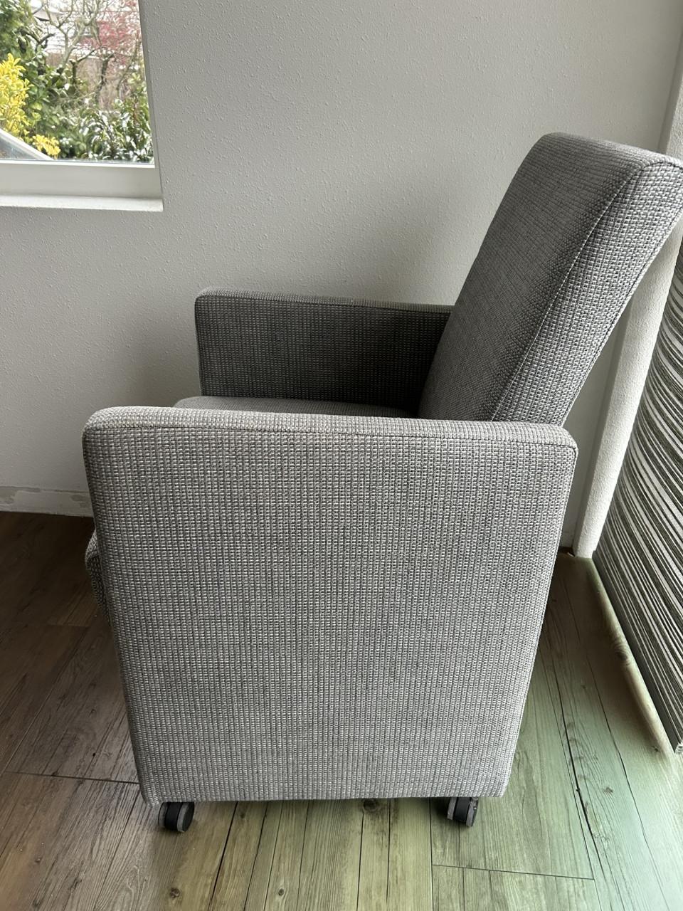 Eettafel evt. met stoelen en/of bijpassende salontafel