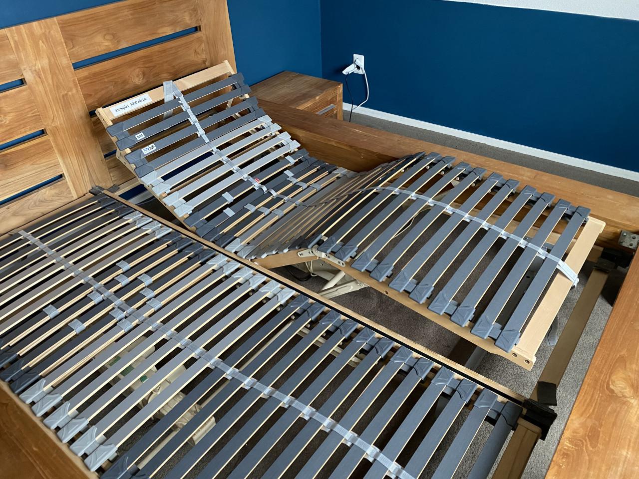 Tweepersoons teakhouten bed, elek verstelbaar, nachtkastjes