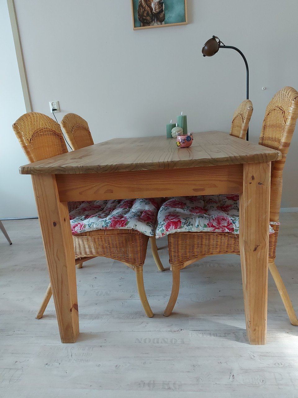 Stevige grenen eethoek met vier leuke rieten stoeltjes