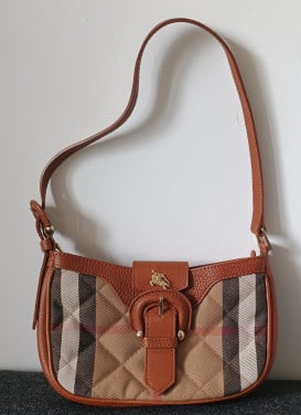 BURBERRY nova check little bag.