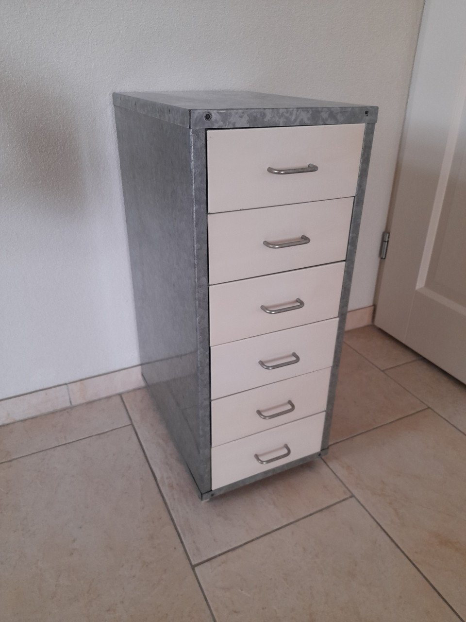 Metalen Ladenkastje  41,5 x 28 x 69H  (in goede staat )