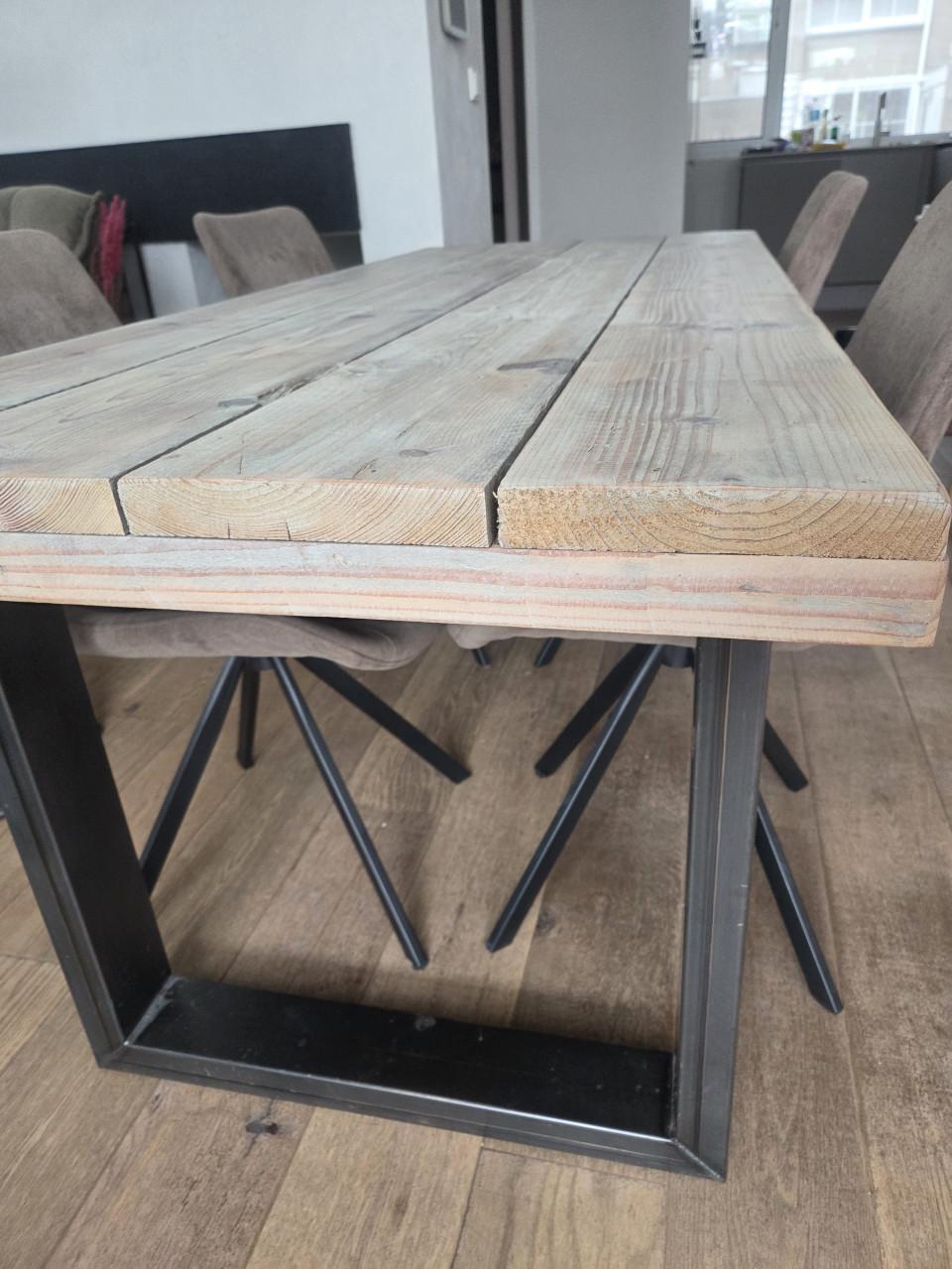 Steigerhouten tafel