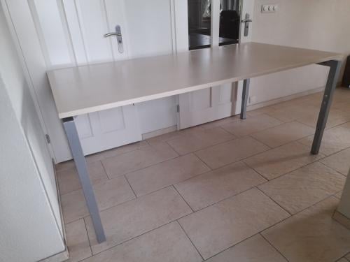 Bureau 100 x 200 (in hoogte verstelbaar van  62/82 cm) in goede staat!