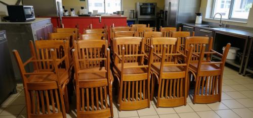 DUMPPRYS! Partij van 63x Houten Horeca Stapelstoelen