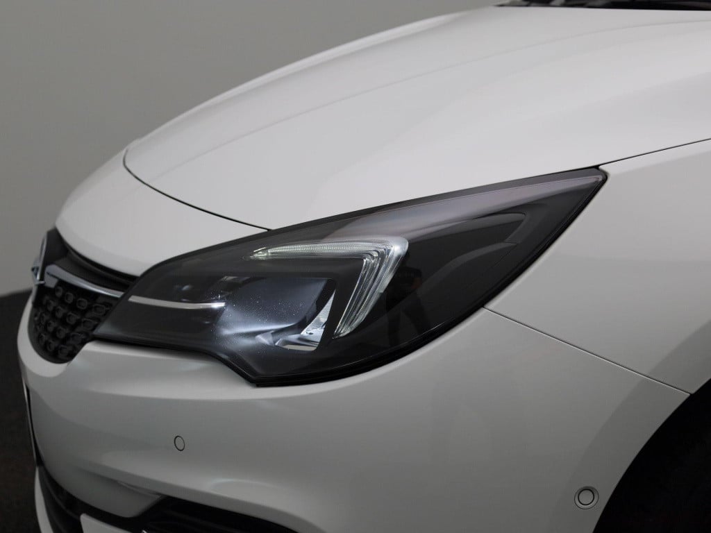 Opel Astra 1.2 elegance | lmv | parkeer sensoren | camera | half leder | cl