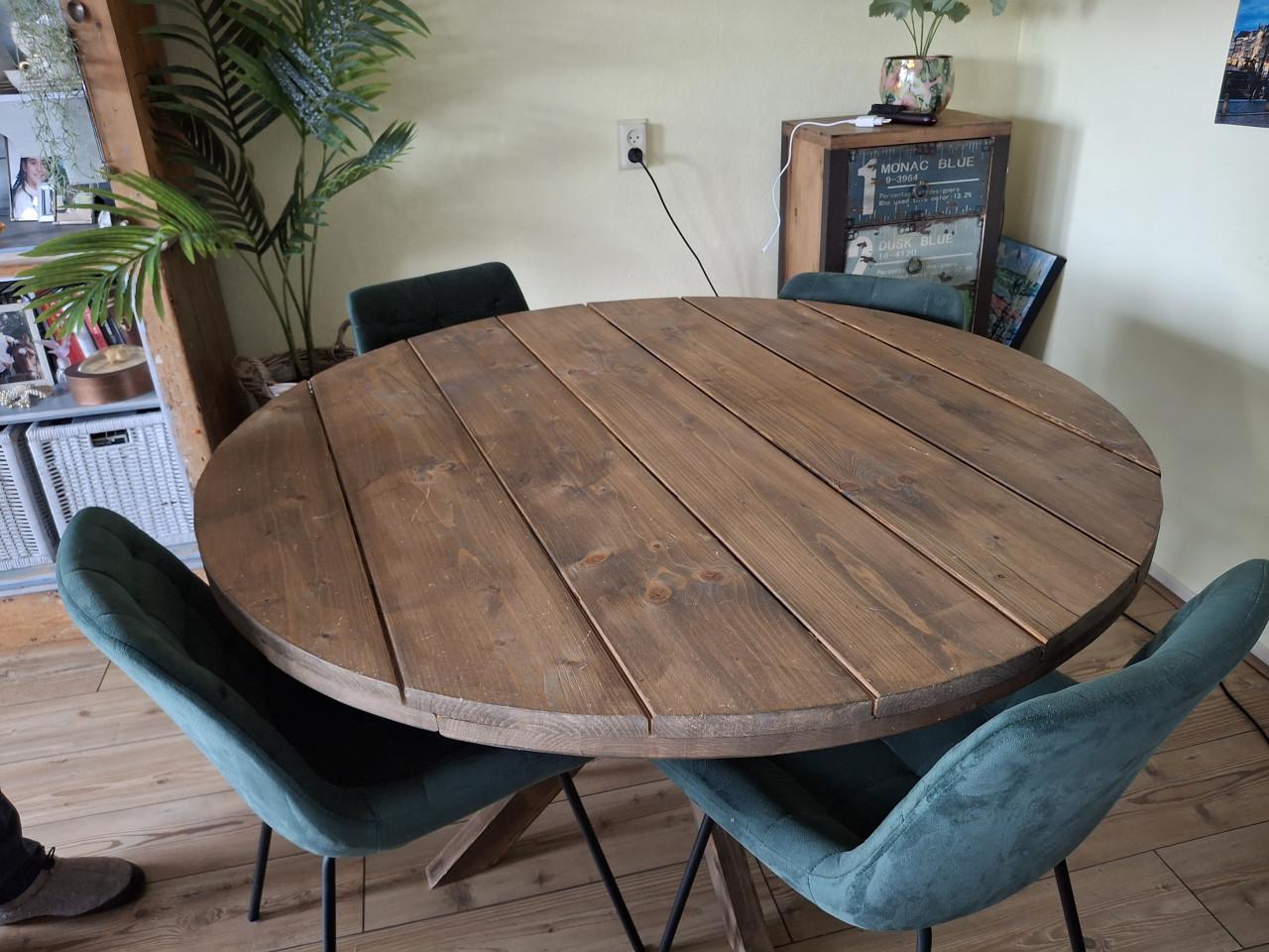 Steiger houten eettafel met 4 velvet stoelen