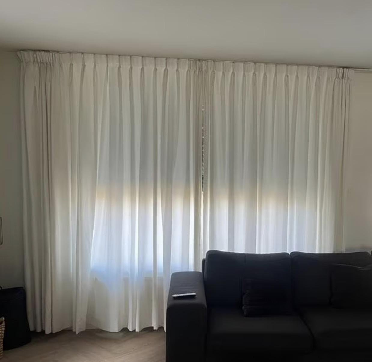 Crème gordijn met vlinderplooi