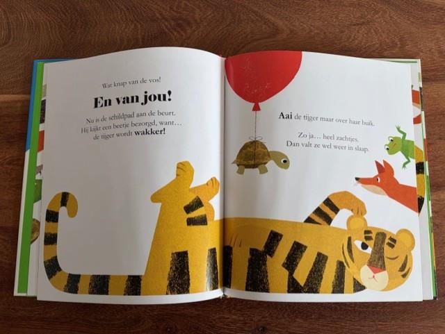 Ssst! De tijger slaapt | Britta Teckentrup (groot formaat)