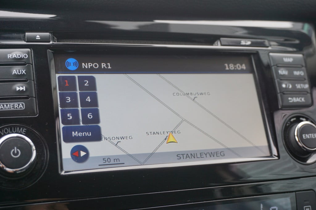 Nissan Qashqai 1.2 n-connecta airco / navi / camera / cruise / pano / trekh