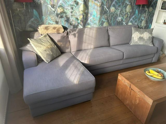 Grijze zitbank met uitloop