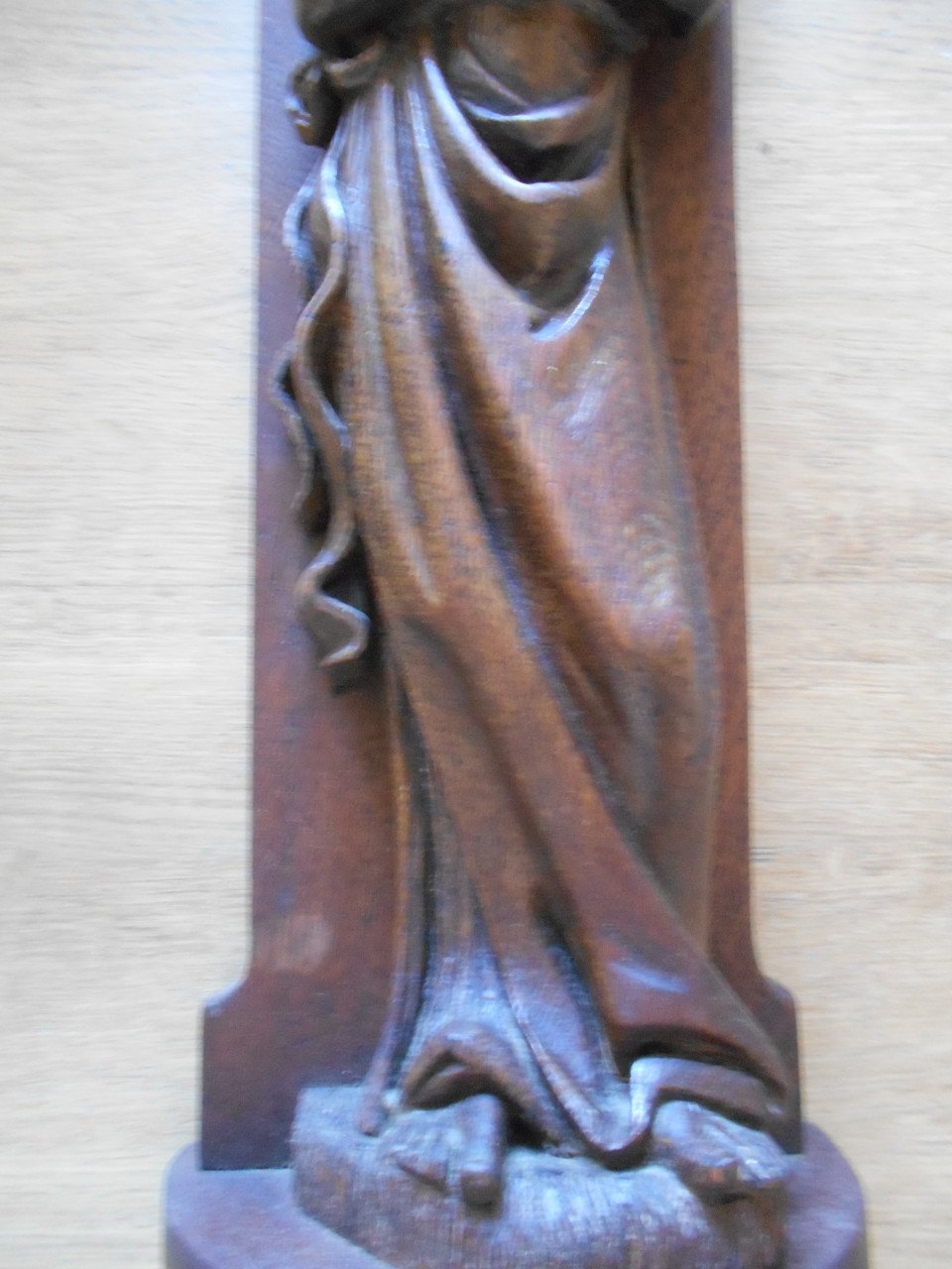 Oud eikenhouten beeld mooi gesneden