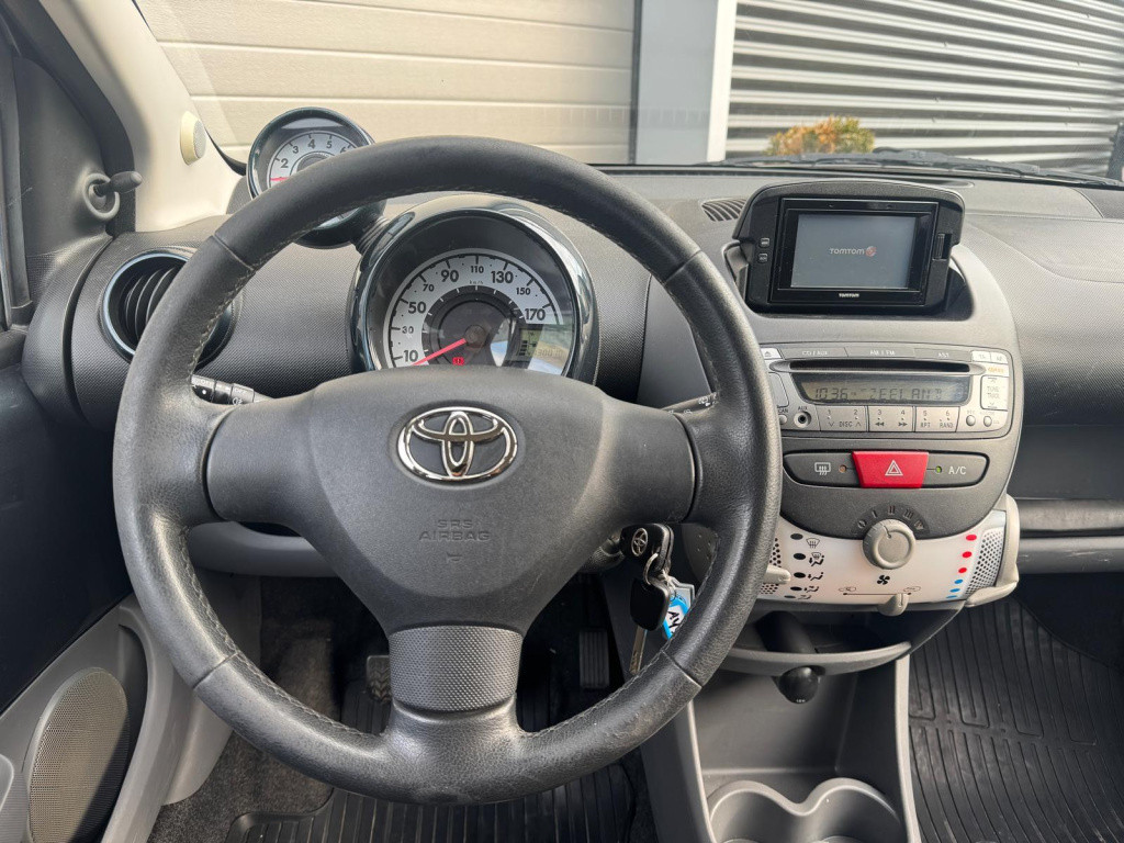 Toyota Aygo 1.0-12v aspiration green navigator