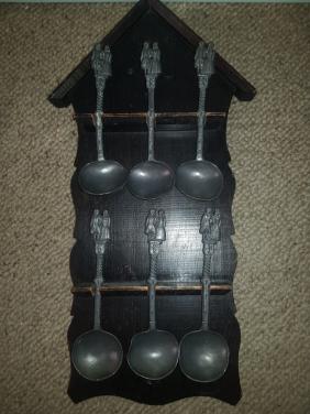 Bord met 6 tinnen lepels